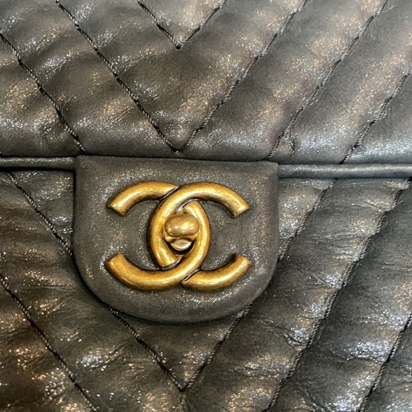 Chanel handbag like new only used a few times - Picture 3 of 16